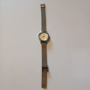 WWOOR Silver Tone Women's Mesh Band Stainless Steel Casual Quartz Wristwatch